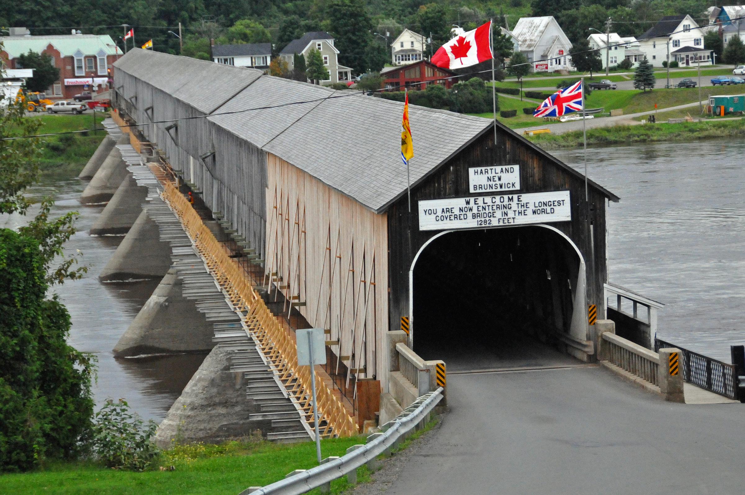 Name:  Hartland_covered_bridge_2008.jpg
Views: 96
Size:  616.3 KB